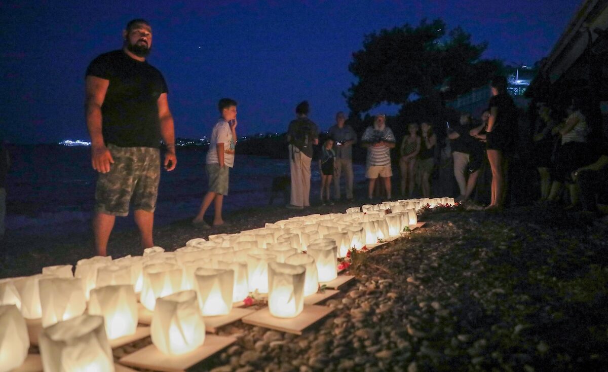 &Omicron;&kappa;&tau;ώ &chi;&rho;ό&nu;&iota;&alpha; &alpha;&pi;ό &tau;&eta;&nu; &tau;&rho;&alpha;&gamma;&omega;&delta;ί&alpha; &sigma;&tau;&omicron; &Mu;ά&tau;&iota; / &Pi;&rho;&omicron;&sigma;&kappa;&lambda;&eta;&tau;ή&rho;&iota;&omicron; &nu;&epsilon;&kappa;&rho;ώ&nu; &kappa;&alpha;&iota; &pi;&omicron;&rho;&epsilon;ί&alpha; &mu;&nu;ή&mu;&eta;&sigmaf; &gamma;&iota;&alpha; &tau;&alpha; 104 &theta;ύ&mu;&alpha;&tau;&alpha;