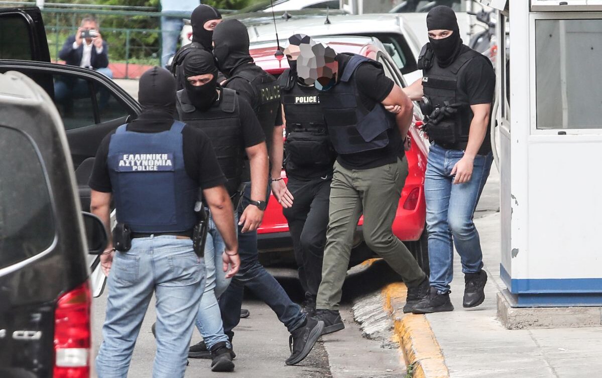 Marfin / &Alpha;&pi;&omicron;&lambda;&omicron;&gamma;&omicron;ύ&nu;&tau;&alpha;&iota; &tau;&eta;&nu; &Tau;&rho;ί&tau;&eta; &omicron;&iota; &sigma;&upsilon;&lambda;&lambda;&eta;&phi;&theta;έ&nu;&tau;&epsilon;&sigmaf; &ndash; &Tau;&iota; &lambda;έ&epsilon;&iota; &eta; &delta;&iota;&kappa;&eta;&gamma;ό&rho;&omicron;&sigmaf; &tau;&omicron;&upsilon;&sigmaf;