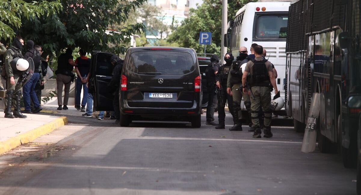 Marfin / &Sigma;&tau;&eta;&nu; &Epsilon;&upsilon;&epsilon;&lambda;&pi;ί&delta;&omega;&nu; &omicron;&iota; &delta;ύ&omicron; &sigma;&upsilon;&lambda;&lambda;&eta;&phi;&theta;έ&nu;&tau;&epsilon;&sigmaf; &gamma;&iota;&alpha; &tau;&omicron;&nu; &epsilon;&mu;&pi;&rho;&eta;&sigma;&mu;ό &tau;&omicron;&upsilon; 2010