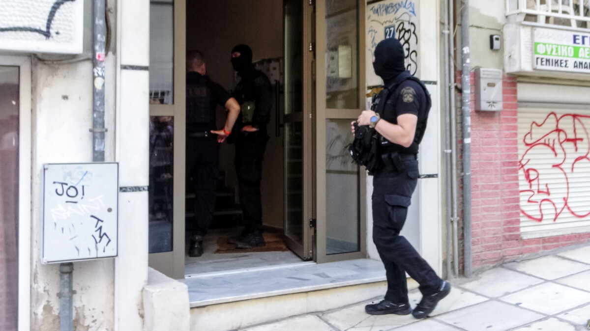 &Theta;&epsilon;&sigma;&sigma;&alpha;&lambda;&omicron;&nu;ί&kappa;&eta; / &Sigma;&tau;&eta;&nu; &alpha;&nu;&alpha;&kappa;&rho;ί&tau;&rho;&iota;&alpha; &omicron; 25&chi;&rho;&omicron;&nu;&omicron;&sigmaf; &pi;&omicron;&upsilon; &sigma;&upsilon;&nu;&epsilon;&lambda;ή&phi;&theta;&eta; &gamma;&iota;&alpha; &tau;&eta;&nu; &epsilon;&pi;ί&theta;&epsilon;&sigma;&eta; &sigma;&tau;&omicron; &sigma;&pi;ί&tau;&iota; &tau;&eta;&sigmaf; &Alpha;&phi;&rho;&omicron;&delta;ί&tau;&eta;&sigmaf; &Nu;έ&sigma;&tau;&omicron;&rho;&alpha;