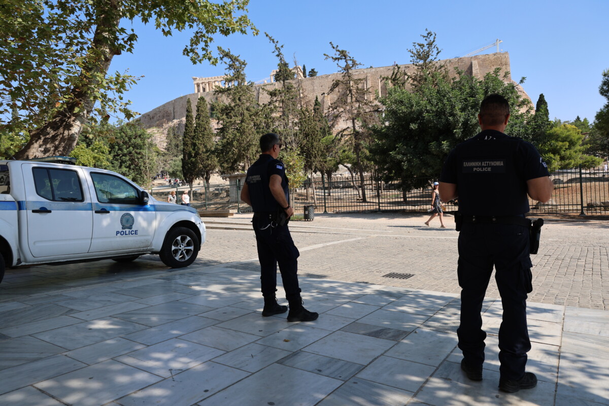 &Epsilon;&pi;ί&theta;&epsilon;&sigma;&eta; &sigma;&tau;&eta;&nu; &Alpha;&kappa;&rho;ό&pi;&omicron;&lambda;&eta; / &Tau;&omicron; &pi;&omicron;&iota;&nu;&iota;&kappa;ό &pi;&alpha;&rho;&epsilon;&lambda;&theta;ό&nu; &tau;&omicron;&upsilon; 60&chi;&rho;&omicron;&nu;&omicron;&upsilon; &delta;&rho;ά&sigma;&tau;&eta; &ndash; &Sigma;&tau;&omicron;&nu; &Epsilon;&rho;&upsilon;&theta;&rho;ό &Sigma;&tau;&alpha;&upsilon;&rho;ό &omicron;&iota; &delta;ύ&omicron; &tau;&omicron;&upsilon;&rho;ί&sigma;&tau;&epsilon;&sigmaf;