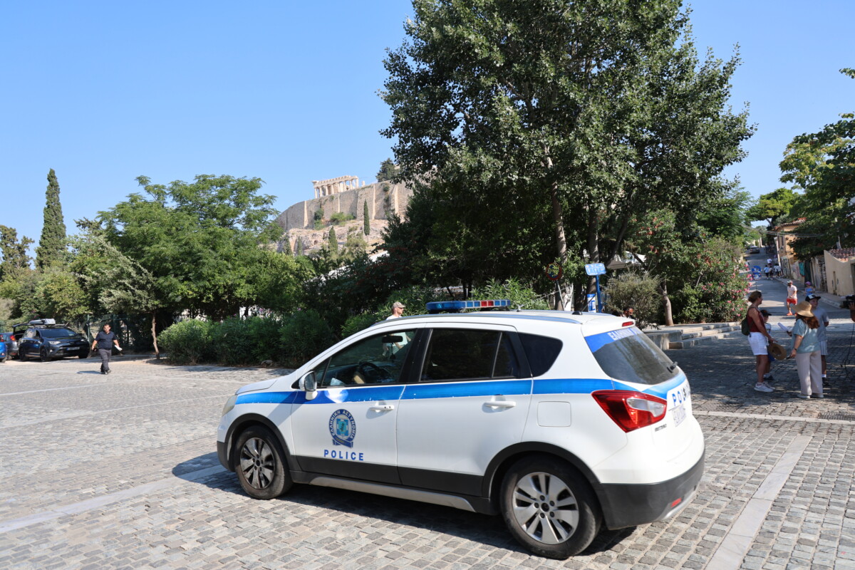 &Epsilon;&pi;ί&theta;&epsilon;&sigma;&eta; &mu;&epsilon; &mu;&alpha;&chi;&alpha;ί&rho;&iota; &sigma;&tau;&eta;&nu; &Alpha;&kappa;&rho;ό&pi;&omicron;&lambda;&eta; / &Delta;ί&omega;&xi;&eta; &kappa;&alpha;&tau;ά &tau;&omicron;&upsilon; 60&chi;&rho;&omicron;&nu;&omicron;&upsilon; &sigma;&upsilon;&lambda;&lambda;&eta;&phi;&theta;έ&nu;&tau;&alpha;