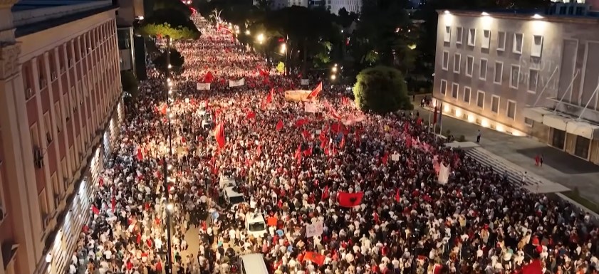 &Alpha;&lambda;&beta;&alpha;&nu;ί&alpha; / &Eta; &mu;&epsilon;&gamma;&alpha;&lambda;ύ&tau;&epsilon;&rho;&eta; &delta;&iota;&alpha;&delta;ή&lambda;&omega;&sigma;&eta; &tau;&eta;&sigmaf; &laquo;&Epsilon;&pi;&alpha;&nu;ά&sigma;&tau;&alpha;&sigma;&eta;&sigmaf; &tau;&omega;&nu; &Rho;&omicron;&zeta; &Phi;&lambda;&alpha;&mu;ί&nu;&gamma;&kappa;&omicron;&raquo;
