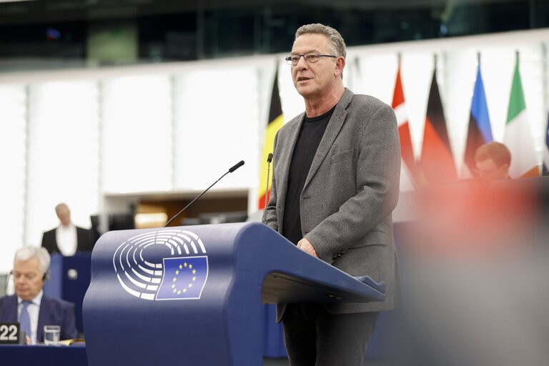 &Kappa;ώ&sigma;&tau;&alpha;&sigmaf; &Alpha;&rho;&beta;&alpha;&nu;ί&tau;&eta;&sigmaf; &gamma;&iota;&alpha; &Alpha;&sigma;&pi;&rho;ό&pi;&upsilon;&rho;&gamma;&omicron; / &Omicron;&iota; &epsilon;&rho;&gamma;&alpha;&zeta;ό&mu;&epsilon;&nu;&omicron;&iota; &epsilon;&xi;&alpha;&kappa;&omicron;&lambda;&omicron;&upsilon;&theta;&omicron;ύ&nu; &nu;&alpha; &pi;&lambda;&eta;&rho;ώ&nu;&omicron;&upsilon;&nu; &mu;&epsilon; &tau;&omicron; &alpha;ί&mu;&alpha; &tau;&omicron;&upsilon;&sigmaf; &tau;&eta;&nu; έ&lambda;&lambda;&epsilon;&iota;&psi;&eta; &pi;&omicron;&lambda;&iota;&tau;&iota;&kappa;ή&sigmaf; &pi;&rho;ό&lambda;&eta;&psi;&eta;&sigmaf;