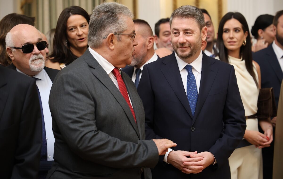 52&eta; &epsilon;&pi;έ&tau;&epsilon;&iota;&omicron;&sigmaf; &Alpha;&pi;&omicron;&kappa;&alpha;&tau;ά&sigma;&tau;&alpha;&sigma;&eta;&sigmaf; &tau;&eta;&sigmaf; &Delta;&eta;&mu;&omicron;&kappa;&rho;&alpha;&tau;ί&alpha;&sigmaf; / &Mu;&epsilon; &eta;&chi;&eta;&rho;έ&sigmaf; &alpha;&pi;&omicron;&upsilon;&sigma;ί&epsilon;&sigmaf; &pi;&omicron;&lambda;&iota;&tau;&iota;&kappa;ώ&nu; &alpha;&rho;&chi;&eta;&gamma;ώ&nu; &kappa;&alpha;&iota; &pi;&rho;ώ&tau;&eta; &phi;&omicron;&rho;ά &sigma;&tau;&omicron; &epsilon;&sigma;&omega;&tau;&epsilon;&rho;&iota;&kappa;ό &tau;&omicron;&upsilon; &Mu;&epsilon;&gamma;ά&rho;&omicron;&upsilon;