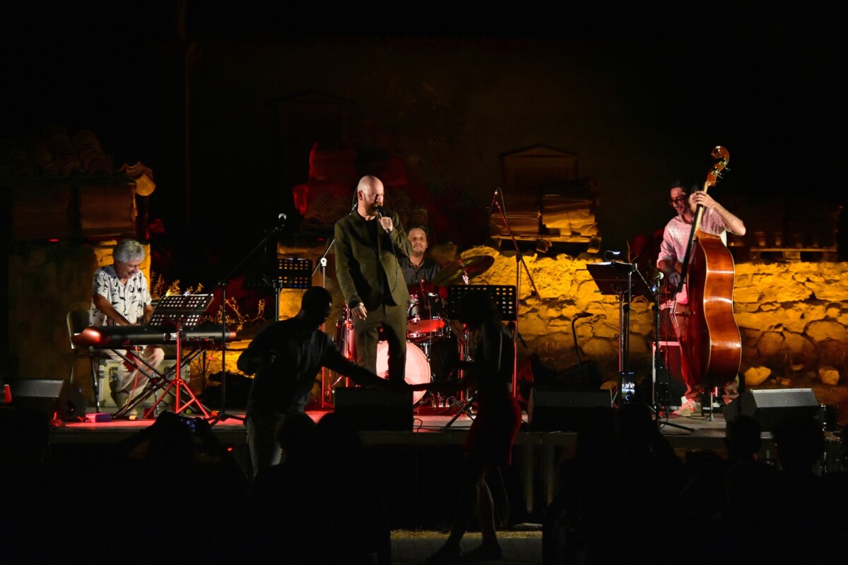 Aegina Jazz Festival / &Tau;&omicron; &phi;&epsilon;&sigma;&tau;&iota;&beta;ά&lambda; &pi;&omicron;&upsilon; &delta;&epsilon;&nu; &tau;&epsilon;&lambda;&epsilon;&iota;ώ&nu;&epsilon;&iota; &mu;&epsilon; έ&nu;&alpha; &chi;&epsilon;&iota;&rho;&omicron;&kappa;&rho;ό&tau;&eta;&mu;&alpha;