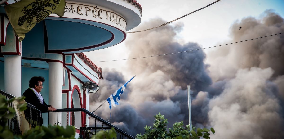 &Phi;&omega;&tau;&iota;ά &sigma;&tau;&omicron; &Omega;&rho;&alpha;&iota;ό&kappa;&alpha;&sigma;&tau;&rho;&omicron; / &Mu;ά&chi;&eta; &sigma;&epsilon; &delta;ύ&omicron; &epsilon;&rho;&gamma;&omicron;&sigma;&tau;ά&sigma;&iota;&alpha; &ndash; &Tau;&omicron;&xi;&iota;&kappa;ό &nu;έ&phi;&omicron;&sigmaf; &sigma;&tau;&eta; &Theta;&epsilon;&sigma;&sigma;&alpha;&lambda;&omicron;&nu;ί&kappa;&eta;