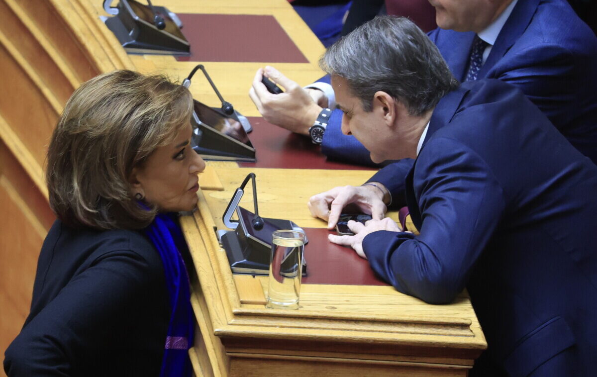 &Tau;&alpha; &tau;&omega;&nu; &delta;&iota;&alpha;&delta;&rho;ό&mu;&omega;&nu; / &Tau;&omicron; &sigma;&tau;&rho;ά&beta;&omega;&mu;&alpha; &tau;&eta;&sigmaf; &Nu;&tau;ό&rho;&alpha;&sigmaf; &mu;&epsilon; &tau;&omicron;&nu; &Kappa;&upsilon;&rho;&iota;ά&kappa;&omicron;, &tau;&iota; &laquo;&delta;&epsilon;&nu; &pi;ά&epsilon;&iota; &kappa;&alpha;&lambda;ά&raquo; &mu;&epsilon; &tau;&eta;&nu; &Epsilon;&Lambda;.&Alpha;.&Sigma;, &tau;&omicron; &laquo;&pi;&omicron;&tau;έ &mu;&eta;&nu; &lambda;&epsilon;&sigmaf; &pi;&omicron;&tau;έ&raquo; &gamma;&iota;&alpha; &Chi;&rho;&upsilon;&sigma;ή &Alpha;&upsilon;&gamma;ή