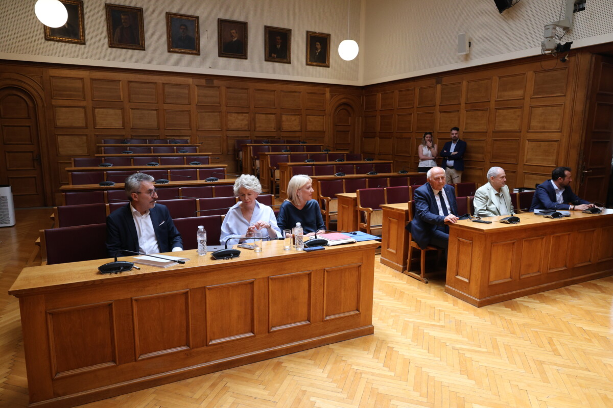 &Sigma;&Upsilon;&Rho;&Iota;&Zeta;&Alpha; / O &Alpha;&mu;&alpha;&nu;&alpha;&tau;ί&delta;&eta;&sigmaf; &nu;έ&omicron;&sigmaf; &gamma;&rho;&alpha;&mu;&mu;&alpha;&tau;έ&alpha;&sigmaf; &tau;&eta;&sigmaf; &Kappa;&Omicron; &ndash; &Mu;&epsilon; &epsilon;&pi;&tau;ά &beta;&omicron;&upsilon;&lambda;&epsilon;&upsilon;&tau;έ&sigmaf; &kappa;&alpha;&iota; &chi;&omega;&rho;ί&sigmaf; &Phi;ά&mu;&epsilon;&lambda;&lambda;&omicron; &eta; &sigma;&upsilon;&nu;&epsilon;&delta;&rho;ί&alpha;&sigma;&eta;