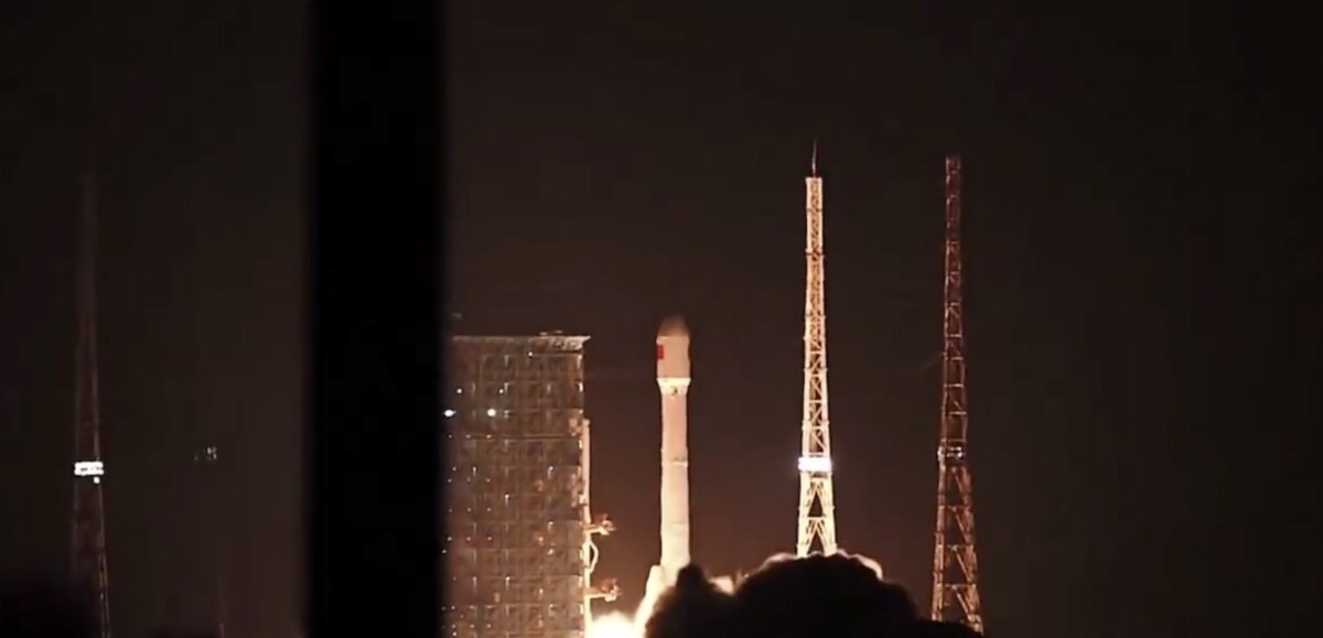 &Kappa;ί&nu;&alpha; / &Alpha;&pi;έ&tau;&upsilon;&chi;&epsilon; &eta; &epsilon;&kappa;&tau;ό&xi;&epsilon;&upsilon;&sigma;&eta; &tau;&omicron;&upsilon; &delta;&omicron;&rho;&upsilon;&phi;ό&rho;&omicron;&upsilon; ChinaSat &ndash; &Phi;&omega;&tau;&epsilon;&iota;&nu;ή έ&kappa;&rho;&eta;&xi;&eta; &kappa;&alpha;&iota; &theta;&rho;&alpha;ύ&sigma;&mu;&alpha;&tau;&alpha; &sigma;&tau;&omicron;&nu; &omicron;&upsilon;&rho;&alpha;&nu;ό [&Beta;ί&nu;&tau;&epsilon;&omicron;]