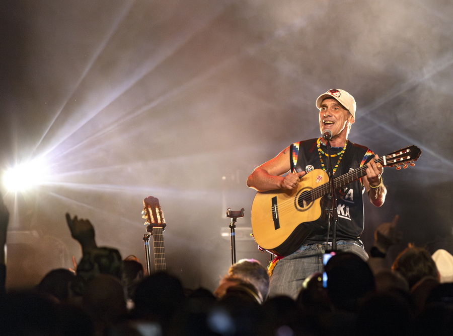Clandestino / Ό&tau;&alpha;&nu; &omicron; Manu Chao &tau;&rho;&alpha;&gamma;&omicron;&upsilon;&delta;&omicron;ύ&sigma;&epsilon; &tau;&eta;&nu; &Theta;έ&omicron;&upsilon;&tau;&alpha;