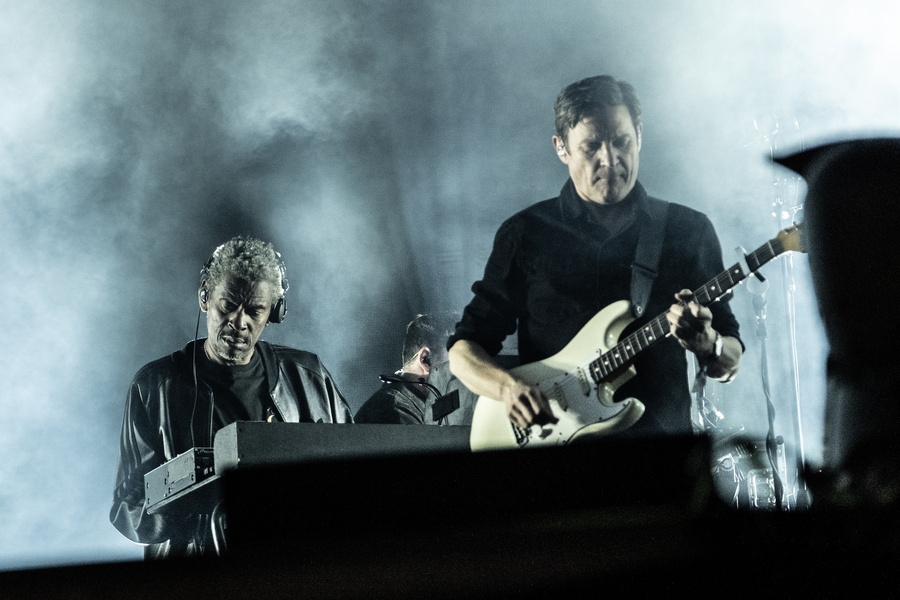 Massive Attack / &Eta; &alpha;&pi;ά&nu;&tau;&eta;&sigma;ή &tau;&omicron;&upsilon;&sigmaf; &gamma;&iota;&alpha; &tau;&eta;&nu; &Pi;&alpha;&lambda;&alpha;&iota;&sigma;&tau;&iota;&nu;&iota;&alpha;&kappa;ή &sigma;&eta;&mu;&alpha;ί&alpha; &sigma;&epsilon; &sigma;&upsilon;&nu;&alpha;&upsilon;&lambda;ί&alpha; &sigma;&tau;&eta; &Sigma;&iota;&gamma;&kappa;&alpha;&pi;&omicron;ύ&rho;&eta;
