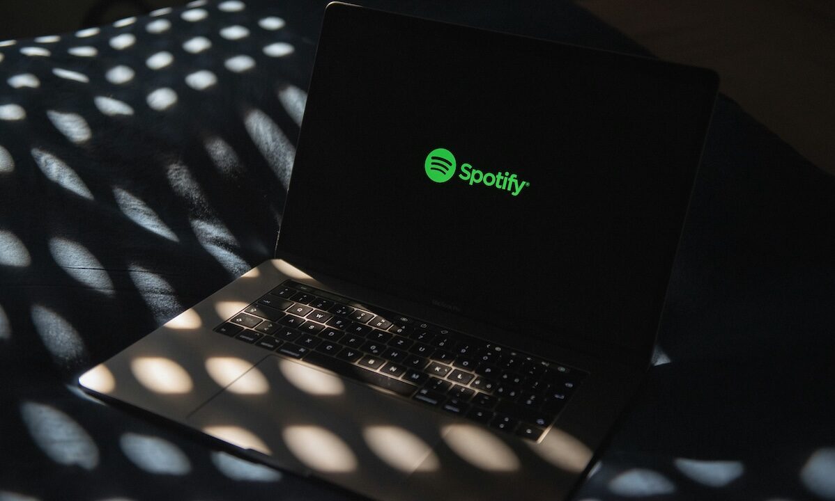 Spotify / &Beta;ά&zeta;&epsilon;&iota; &tau;έ&lambda;&omicron;&sigmaf; &sigma;&tau;&eta; &sigma;ύ&gamma;&chi;&upsilon;&sigma;&eta; &mu;&epsilon;&tau;&alpha;&xi;ύ &pi;&rho;&alpha;&gamma;&mu;&alpha;&tau;&iota;&kappa;ώ&nu; &delta;&eta;&mu;&iota;&omicron;&upsilon;&rho;&gamma;ώ&nu; &kappa;&alpha;&iota; AI &laquo;&kappa;&alpha;&lambda;&lambda;&iota;&tau;&epsilon;&chi;&nu;ώ&nu;&raquo;