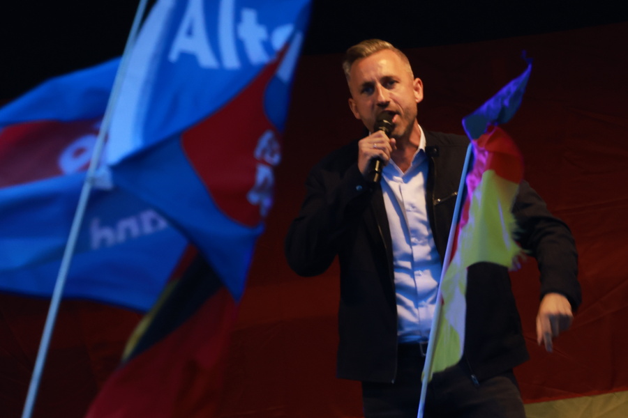 &Gamma;&epsilon;&rho;&mu;&alpha;&nu;ί&alpha; / &Nu;&epsilon;&omicron;&nu;&alpha;&zeta;ί &sigma;&tau;&omicron;&nu; &sigma;&tau;&epsilon;&nu;ό &kappa;ύ&kappa;&lambda;&omicron; &tau;&omicron;&upsilon; &upsilon;&pi;&omicron;&psi;ή&phi;&iota;&omicron;&upsilon; &tau;&omicron;&upsilon; AfD &gamma;&iota;&alpha; &tau;&eta;&nu; &pi;&rho;&omega;&theta;&upsilon;&pi;&omicron;&upsilon;&rho;&gamma;ί&alpha; &kappa;&rho;&alpha;&tau;&iota;&delta;ί&omicron;&upsilon;