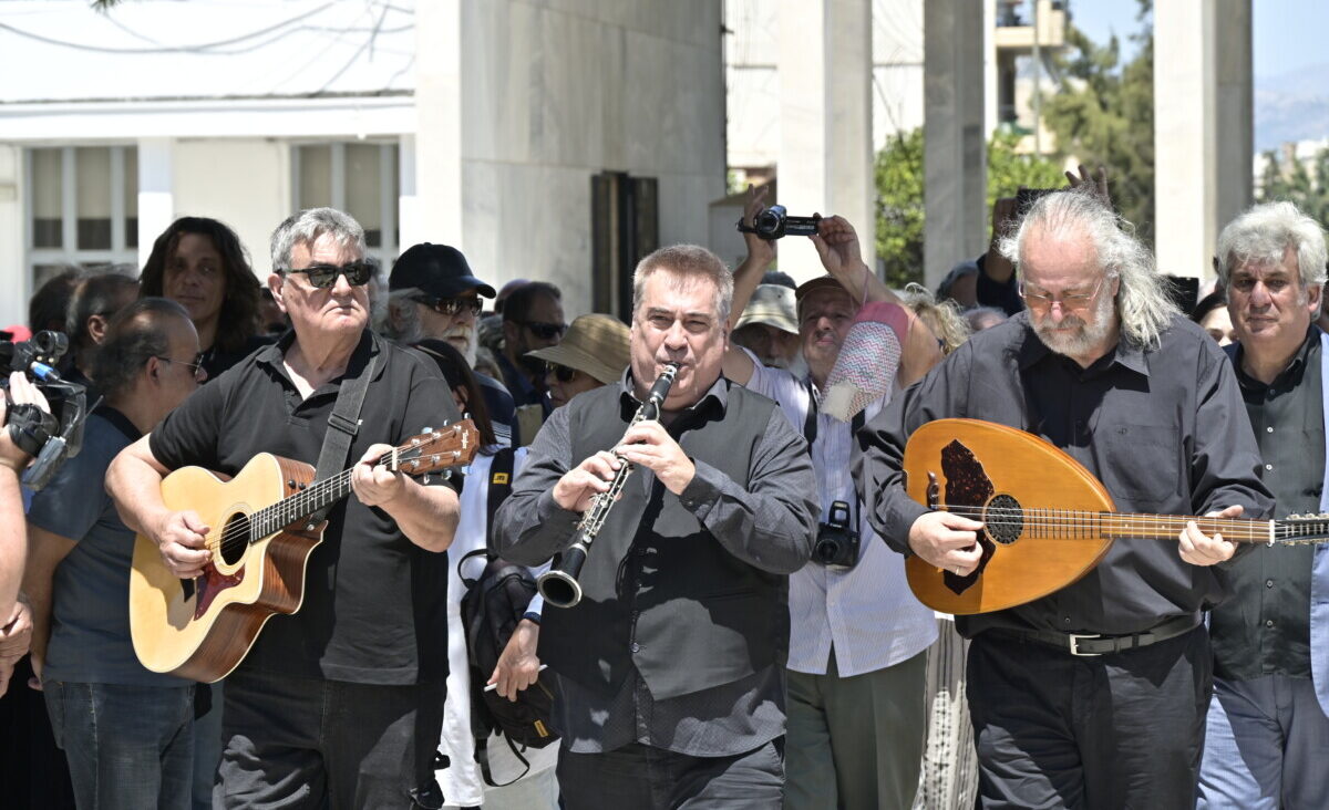 &Lambda;ά&kappa;&eta;&sigmaf; &Chi;&alpha;&lambda;&kappa;&iota;ά&sigmaf; / &Mu;&epsilon; &eta;&pi;&epsilon;&iota;&rho;ώ&tau;&iota;&kappa;&omicron; &kappa;&lambda;&alpha;&rho;ί&nu;&omicron; &kappa;&alpha;&iota; &tau;&eta; &laquo;&Phi;ά&mu;&pi;&rho;&iota;&kappa;&alpha;&raquo; &tau;&omicron; &tau;&epsilon;&lambda;&epsilon;&upsilon;&tau;&alpha;ί&omicron; &alpha;&nu;&tau;ί&omicron;