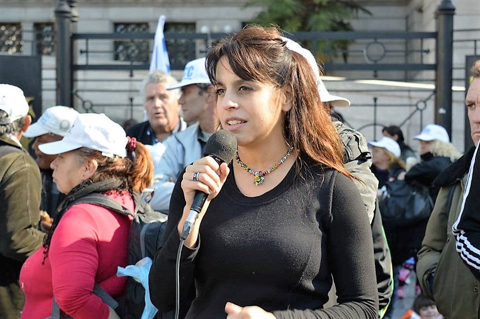 A&rho;&gamma;&epsilon;&nu;&tau;&iota;&nu;ή / &Delta;&epsilon;&nu; ή&tau;&alpha;&nu; &alpha;&upsilon;&tau;ή &pi;&omicron;&upsilon; &nu;ό&mu;&iota;&zeta;&epsilon;, &omicron;ύ&tau;&epsilon; &alpha;&upsilon;&tau;ό&sigmaf; ή&tau;&alpha;&nu;