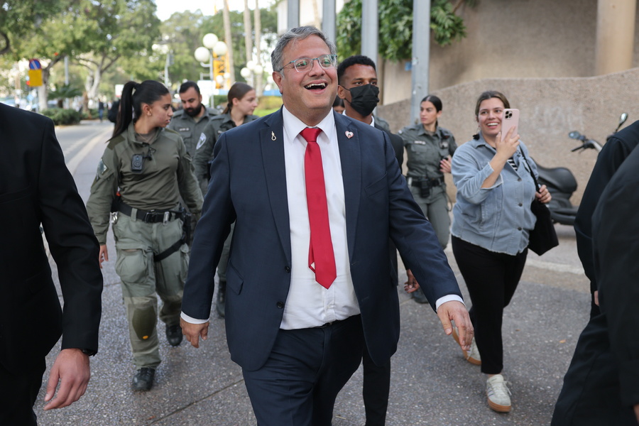 &Mu;&pi;&epsilon;&nu; &Gamma;&kappa;&beta;&iota;&rho; / &Sigma;ά&lambda;&omicron;&sigmaf; &alpha;&pi;ό &beta;ί&nu;&tau;&epsilon;&omicron; &mu;&epsilon; &laquo;&xi;&epsilon;&nu;ά&gamma;&eta;&sigma;&eta;&raquo; &sigma;&epsilon; &epsilon;&gamma;&kappa;&alpha;&tau;ά&sigma;&tau;&alpha;&sigma;&eta; &epsilon;&kappa;&tau;έ&lambda;&epsilon;&sigma;&eta;&sigmaf; &Pi;&alpha;&lambda;&alpha;&iota;&sigma;&tau;&iota;&nu;ί&omega;&nu;