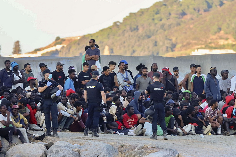 &Theta;έ&omicron;&upsilon;&tau;&alpha; / &laquo;&Kappa;&omicron;&iota;&mu;ό&mu;&alpha;&sigma;&tau;&epsilon; &sigma;&tau;&eta;&nu; &pi;&alpha;&rho;&alpha;&lambda;ί&alpha;, &chi;&omega;&rho;ί&sigmaf; &sigma;&kappa;&eta;&nu;έ&sigmaf; &kappa;&alpha;&iota; &kappa;&omicron;&upsilon;&beta;έ&rho;&tau;&epsilon;&sigmaf;&raquo; &ndash; &Eta; &epsilon;&pi;ό&mu;&epsilon;&nu;&eta; &eta;&mu;έ&rho;&alpha; &tau;&eta;&sigmaf; &mu;&epsilon;&tau;&alpha;&nu;&alpha;&sigma;&tau;&epsilon;&upsilon;&tau;&iota;&kappa;ή&sigmaf; &kappa;&rho;ί&sigma;&eta;&sigmaf;