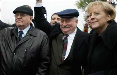 Μέρκελ, Γκορμπατσόφ και Βαλέσα διέσχισαν το Τείχος του Βερολίνου