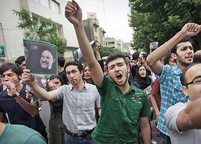 Βίαιες συγκρούσεις διαδηλωτών-αστυνομίας στην Τεχεράνη
