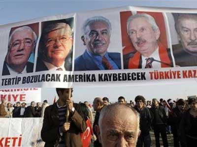 Σύλληψη 8 Τούρκων στρατιωτικών για συμμετοχή σε συνωμοσία
