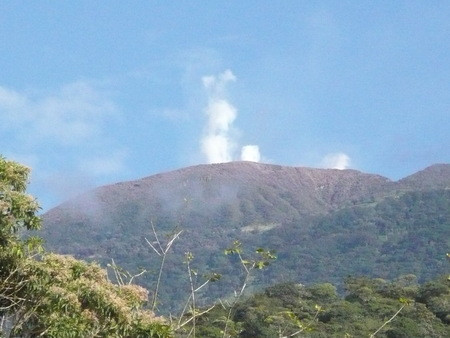Ενεργοποιήθηκε ηφαίστειο στην Κόστα Ρίκα, εκκενώνονται εστίες