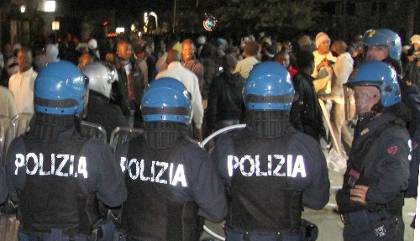 Επιθέσεις σε μετανάστες στη νότια Ιταλία
