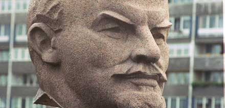 Το Βερολίνο ξεθάβει το άγαλμα του Λένιν