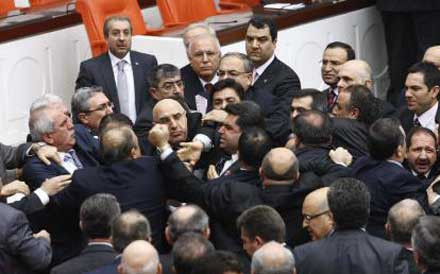 Καβγάς στο τουρκικό κοινοβούλιο για τη σύζυγο του Ερντογάν