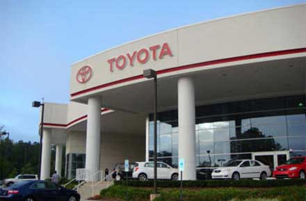 Αναστέλλει την παραγωγή δύο υβριδικών της μοντέλων η Toyota