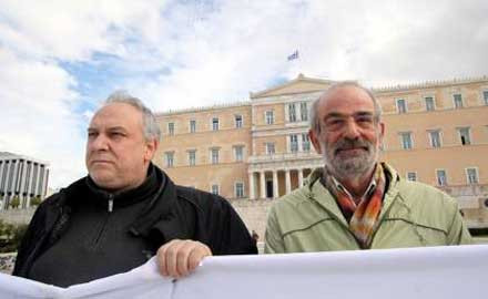 Συμβολική διαμαρτυρία Αλαβάνου κατά του Συμφώνου Σταθερότητας