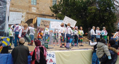Ναύπλιο: Μαθητές ντύθηκαν κολλητήρια διαμαρτυρόμενοι για το στεγαστικό τους πρόβλημα