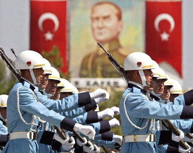 Συνεχίζονται οι συλλήψεις στρατιωτικών στην Τουρκία για την «Βαριοπούλα»