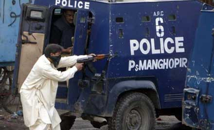 Νεκροί 3 αστυνομικοί από επίθεση αυτοκτονίας στο Πακιστάν