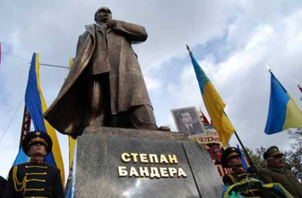 Ένα αμφιλεγόμενο ιστορικό πρόσωπο χωρίζει την Ουκρανία στα δύο