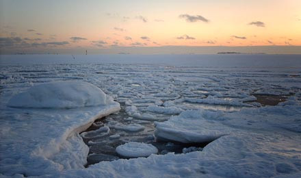 Περισσότερα από 50 πλοία εγκλωβισμένα στους πάγους της Βαλτικής