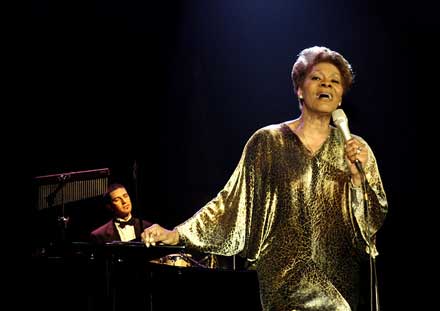 «Επικίνδυνη» η Ελλάδα για την Dionne Warwick