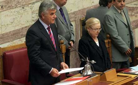 Εγκρίθηκαν στη Βουλή οι περικοπές σε επιδόματα βουλευτών και υπαλλήλων