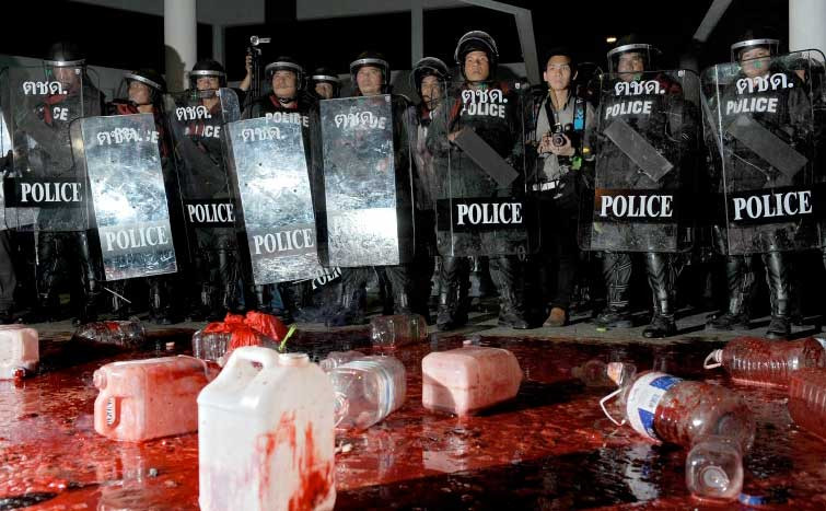 Ταϊλάνδη: 300 λίτρα αίμα χύθηκαν στο κατώφλι της πρωθυπουργικής κατοικίας