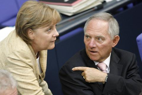 Der Spiegel: Έντονη διαμάχη Merkel – Schauble  για την Ελλάδα