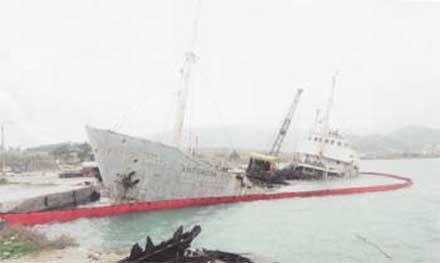 Κίνδυνος για τη θαλάσσια περιοχή του Βόλου μισοβυθισμένο πλοίο