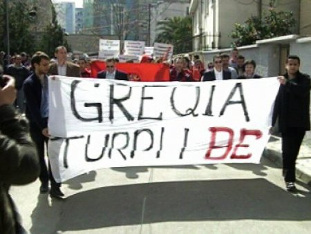 Διαμαρτυρία στην ελληνική πρεσβεία στα Τίρανα για τα συνθήματα των βατραχανθρώπων