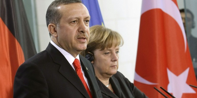Στην Τουρκία η Merkel, για τα ακανθώδη ζητήματα στις γερμανοτουρκικές σχέσεις