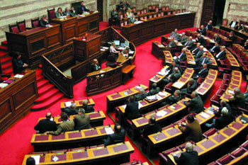 Αντιπαράθεση στη Βουλή για τα επιτόκια δανεισμού της ελληνικής οικονομίας