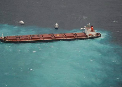 Φορτηγό-πλοίο προσάραξε στον μεγαλύτερο κοραλλιογενή ύφαλο του πλανήτη