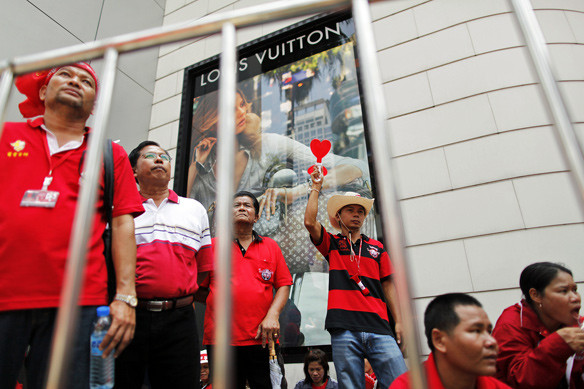 Στην έδρα της Εκλογικής Επιτροπής εισέβαλαν διαδηλωτές στην Ταϊλάνδη
