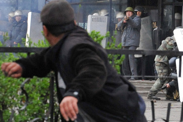 Έπεσε η κυβέρνηση στο Κιργιστάν, με τίμημα 65 νεκρούς
