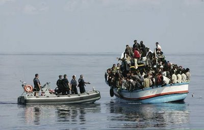 Ακυβέρνητο πλοιάριο με μετανάστες στα ανοιχτά της Μεθώνης