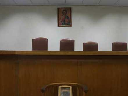 Εισβολή σε γραφείο δικηγόρου που είχε ταχθεί κατά των θρησκευτικών συμβόλων στα δικαστήρια