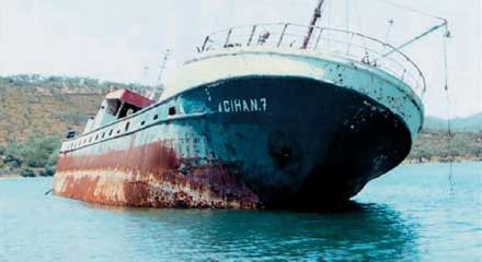 Επί 16 χρόνια σαπίζει στη Σκάλα Λουτρών Μυτιλήνης τούρκικο δεξαμενόπλοιο